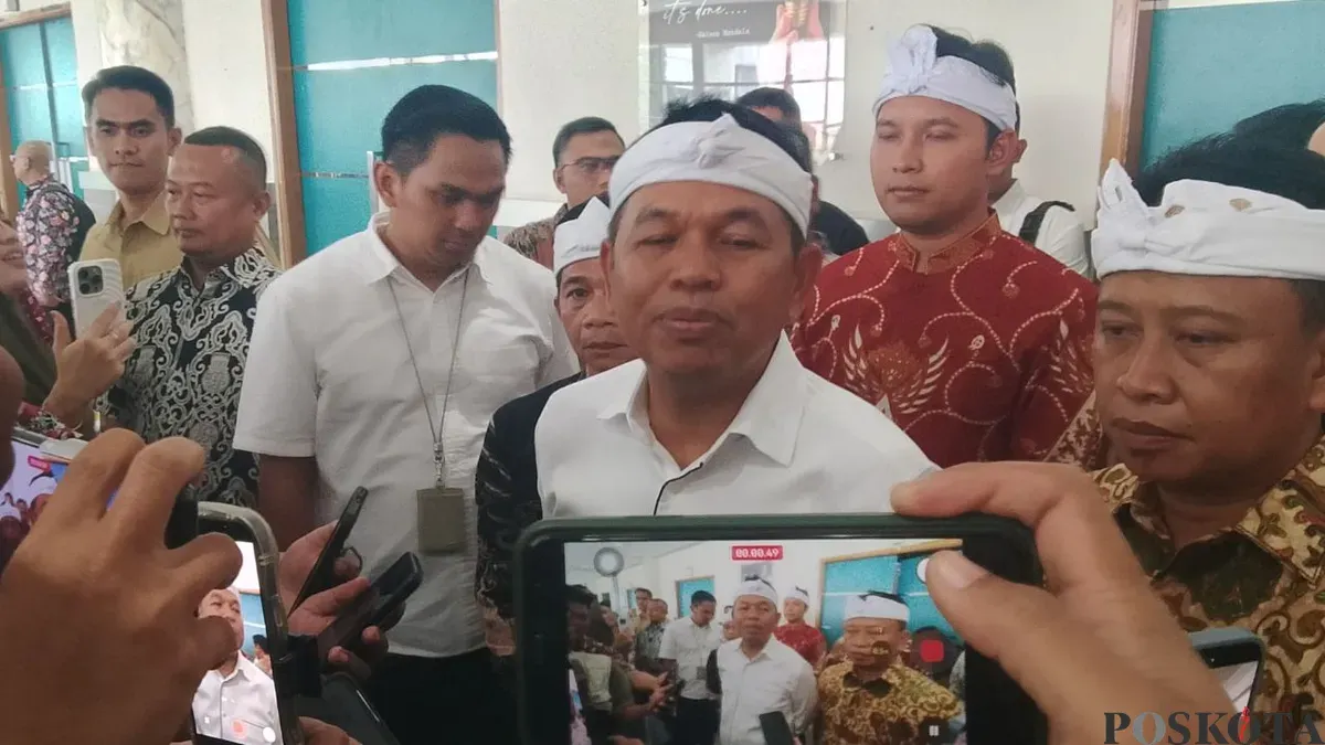 Gubernur Jabar, Dedi Mulyadi memberikan pernyataan kepada wartawan di Kantor BPSDM Jabar, Kota Cimahi, Selasa, 4 Agustus 2026. (Sumber: Poskota/Gatot Poedji Utomo)