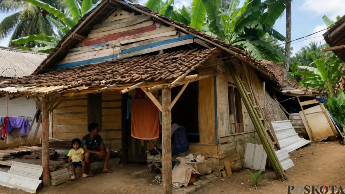 Kondisi rumah warga di Caringin, Labuan, Pandeglang nyaris roboh dan mengaku tak pernah terima bansos PKH serta BPNT. (Sumber: Poskota/Samsul Fatoni)