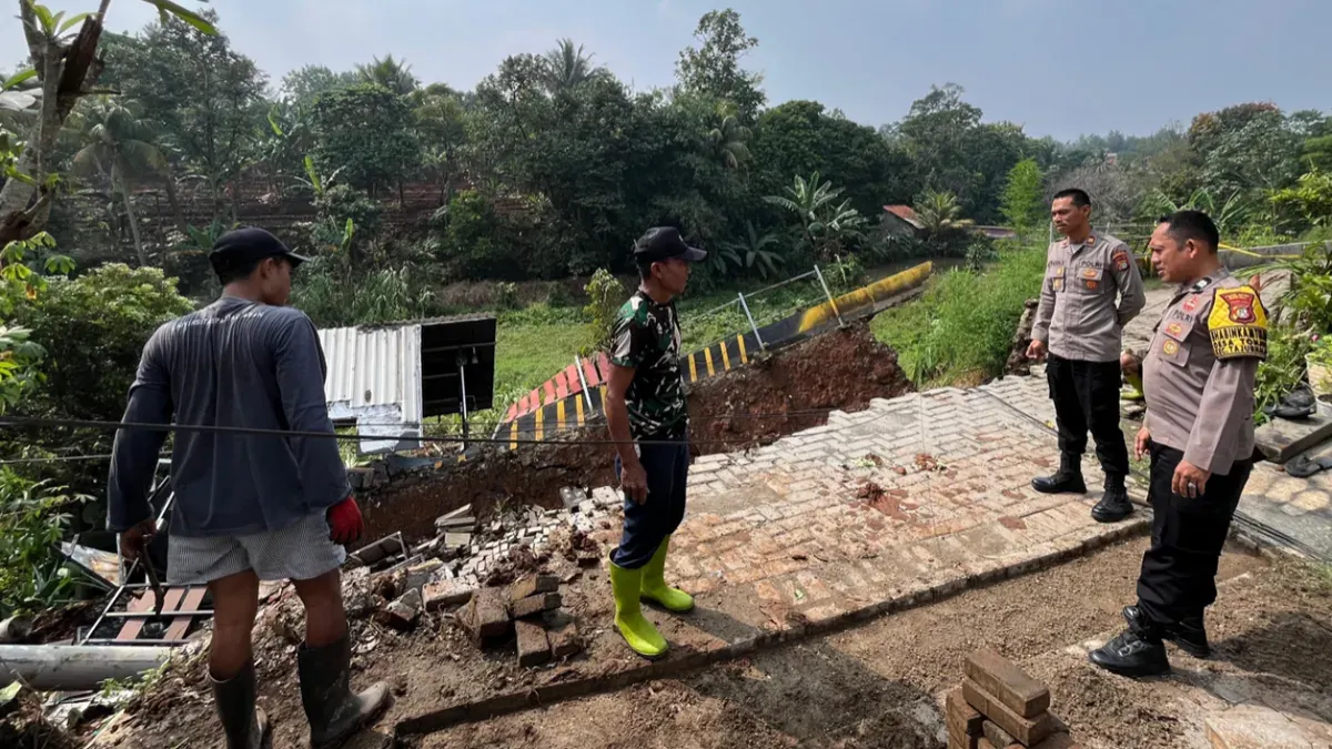 Pihak kepolisian melakukan pengecekan lokasi terjadinya longsor akibat hujan deras di Tajurhalang, Kabupaten Bogor. (Sumber: Polsek Tajurhalang)