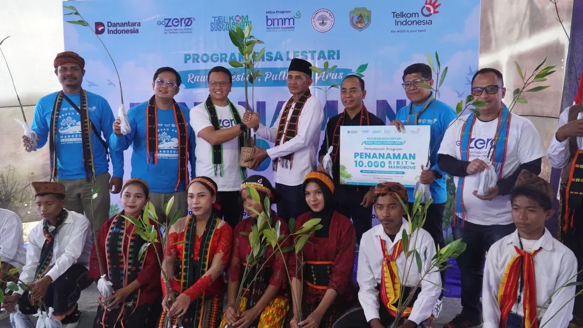TelkomGroup berkolaborasi dengan pemerintah daerah, mitra, dan masyarakat dalam aksi penanaman 10.000 bibit mangrove di Manggarai Barat, NTT. (Sumber: Dok. Telkom)