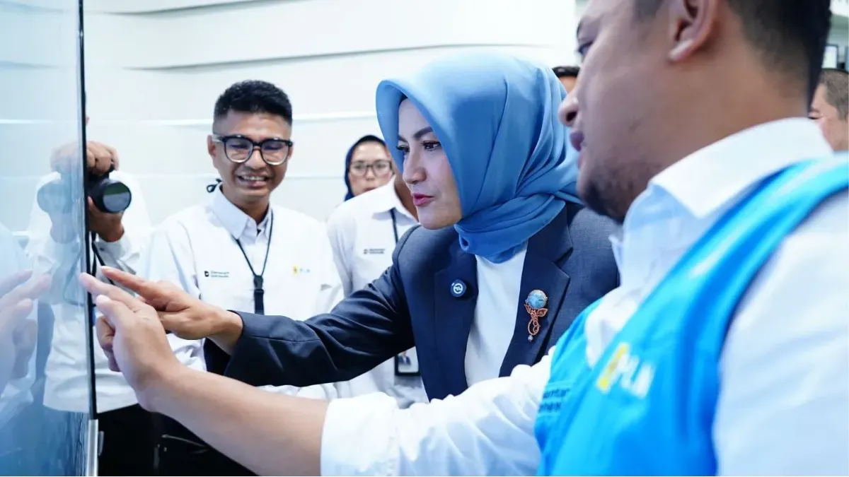 Stafsus Wapres RI, Tina Talisa meninjau sistem canggih pengatur distribusi listrik Jakarta bekerja secara otomatis dalam meminimalisir potensi gangguan di ruang Distibution Control Center PLN UP2D Jakarta. (Sumber: Dok. PLN UID Jakarta Raya)
