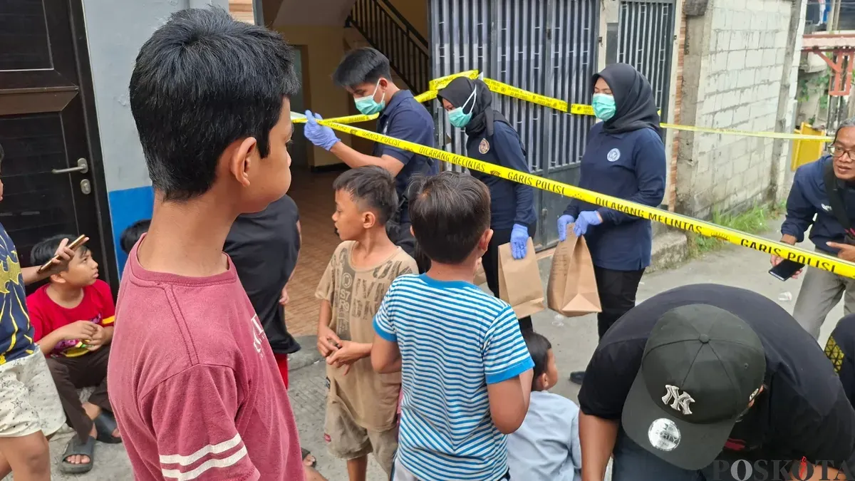 Tim Puslabfor Polri melakukan olah TKP di rumah kontrakan pelaku mutilasi di Gang Belimbing RT 3/RW 5, Cipayung Jaya, Kota Depok, Rabu, 5 Agustus 2026. (Sumber: Poskota/Angga Pahlevi)