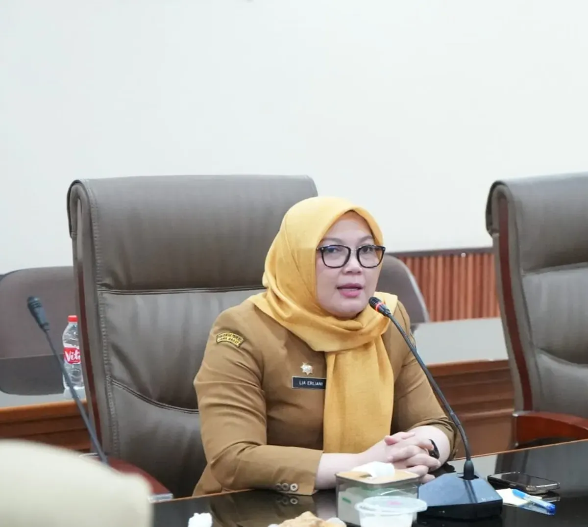 Sekretaris DPRD Kota Bekasi Lia Erliani menjelaskan pelaksanaan sosialisasi dua Raperda yang akan digelar di berbagai wilayah Kota Bekasi sepanjang Agustus 2026. (Sumber: Istimewa)