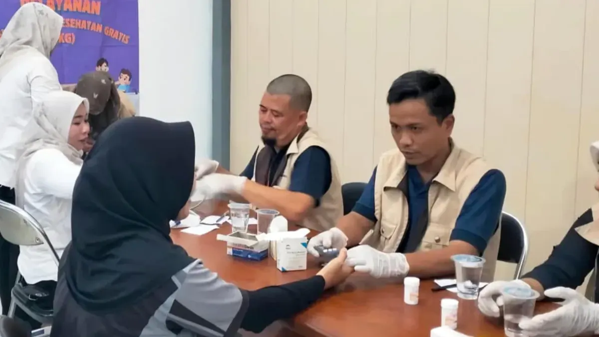 Jajaran Dinkes Pandeglang saat melakukan cek kesehatan gratis. (Sumber: Istimewa)