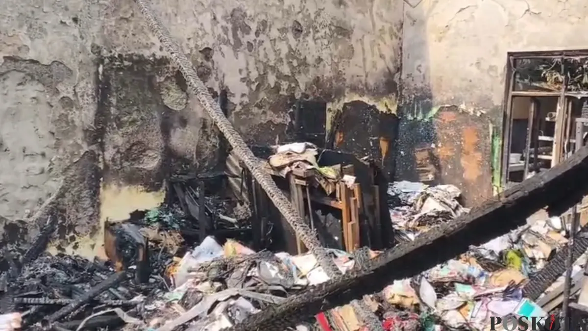 Kebakaran menghanguskan gudang penyimpanan buku di SDN 04 Srengseng Sawah, Jagakarsa, Jakarta Selatan, Kamis, 6 Agustus 2026. (Sumber: Poskota/Ali Mansur)