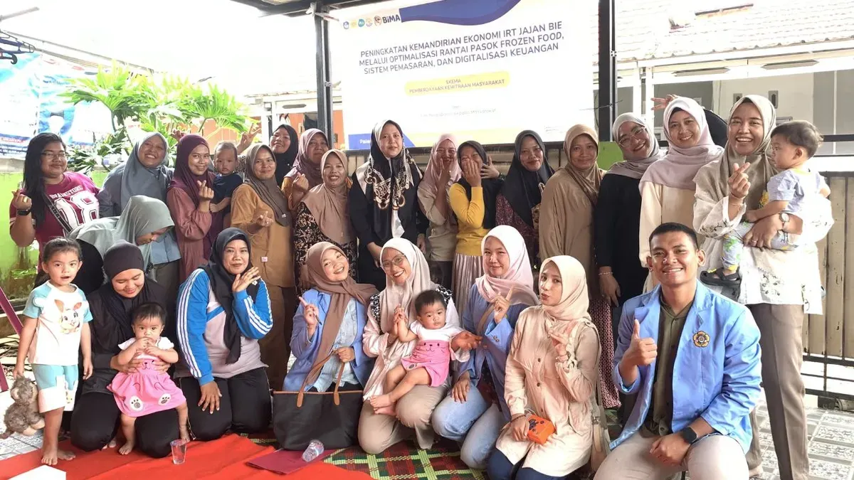 Tim dosen dan mahasiswa Politeknik Negeri Sriwijaya mensosialisasikan penggunaan teknologi vakum frozen food Jajanan Bie Palembang. (Sumber: Dok. Istimewa)