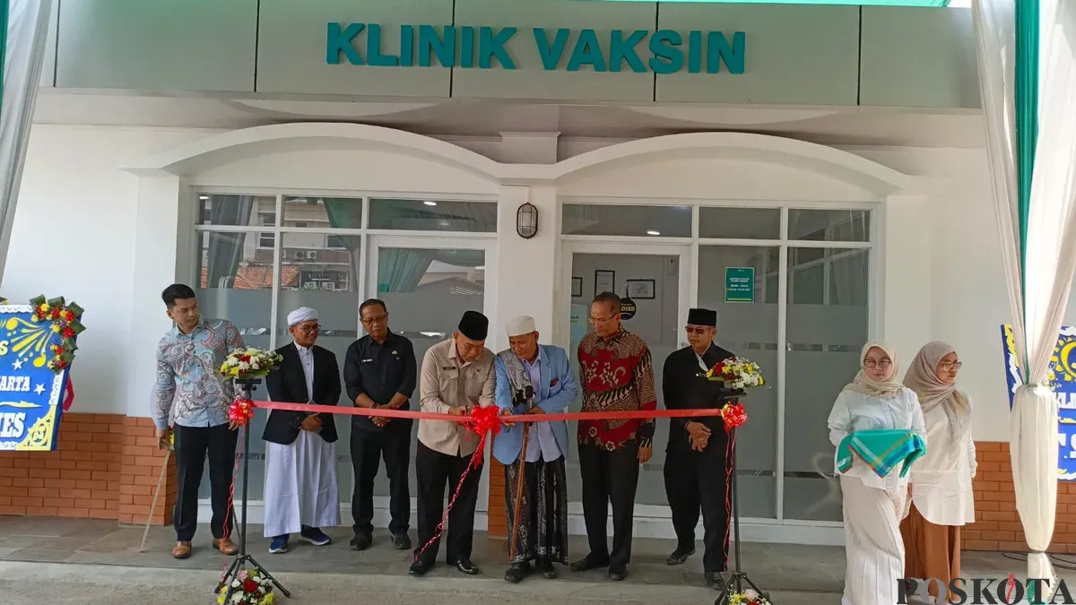 Kepala Kantor Urusan Haji dan Umroh Kabupaten Purwakarta, Syamsi Mufti melakukan gunting pita dibukanya klinik vaksin di RSU Asri, Mulyamekar, Babakancikao, Kabupaten Purwakarta, Kamis, 6 Agustus 2026. (Sumber: Poskota/Dadan Sukmana)