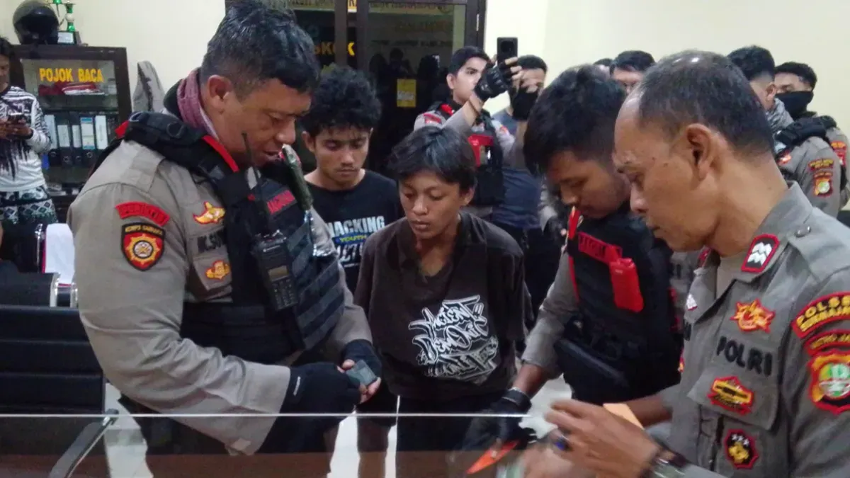 Polisi menyerahkan kedua pelaku dan barang bukti narkoba sinte ke Polsek Sukmajaya. (Sumber: Polres Metro Depok)