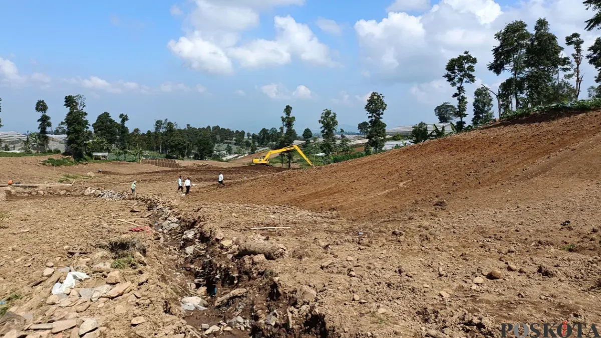 Kondisi wilayah terdampak longsor di Desa Pasirlangu Kecamatan Cisarua Kabupaten Bandung Barat, beberapa waktu lalu. (Sumber: Poskota/Gatot Poedji Utomo)