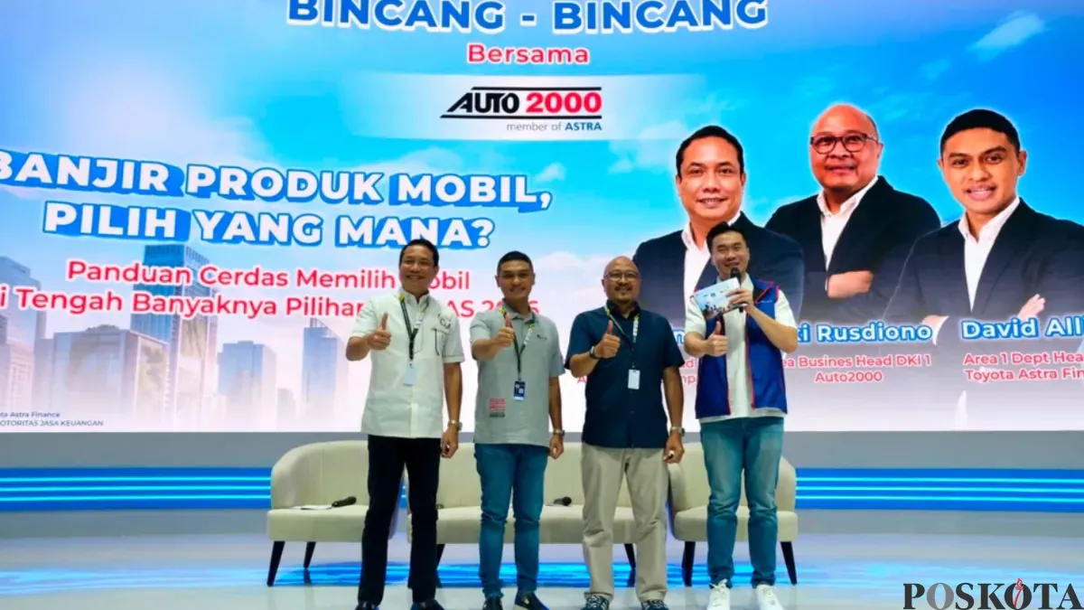 Para narasumber berfoto bersama usai talkshow sebagai penutup rangkaian diskusi mengenai panduan cerdas memilih mobil di tengah beragam pilihan kendaraan yang ditawarkan pada GIIAS 2026. (Sumber: Poskota/Dimas Prasettyo)
