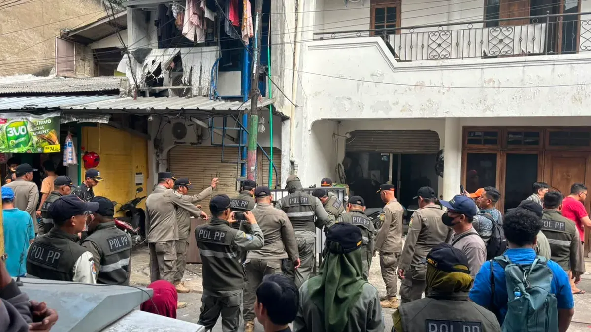 Petugas gabungan membongkar bangunan semi permanen yang berdiri di atas saluran Phb di Jalan Abdul Jalil, Karet Tengsin, Tanah Abang, Jakarta Pusat, Kamis (6/8/2026). (Sumber: Istimewa)