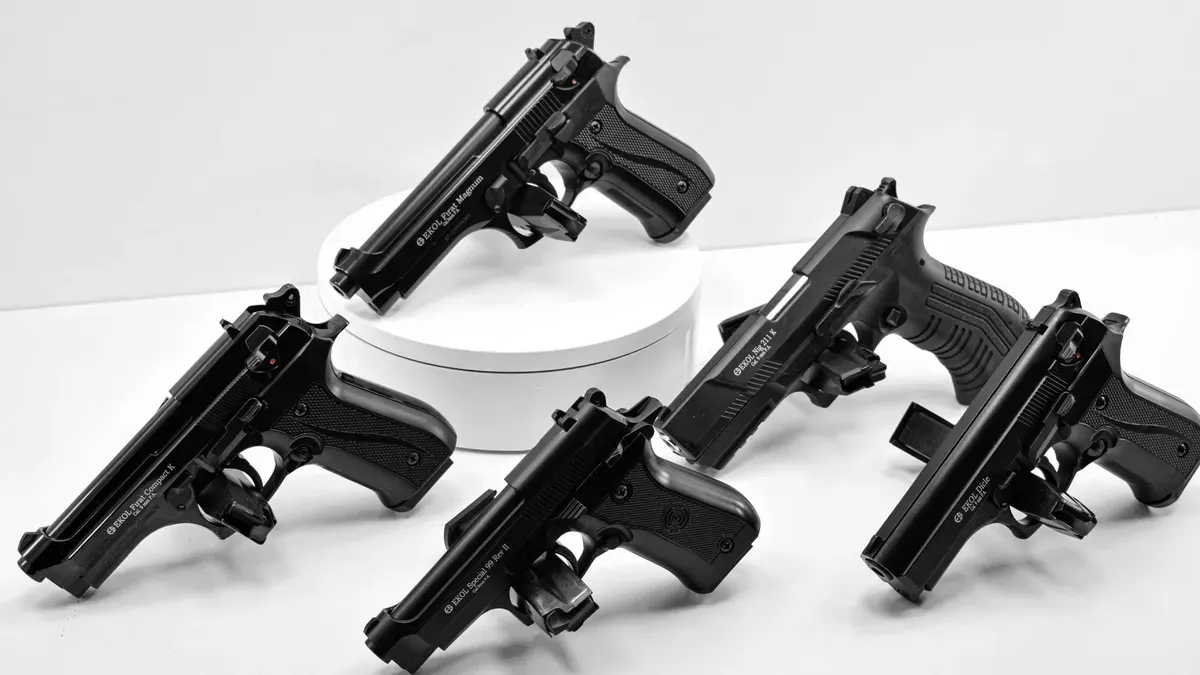 Perbedaan airsoft gun dan senjata api ramai diperbincangkan usai viral penemuan 995 senpi di sekolah Jaksel. (Sumber: Pexels/Felipe Jimenez)