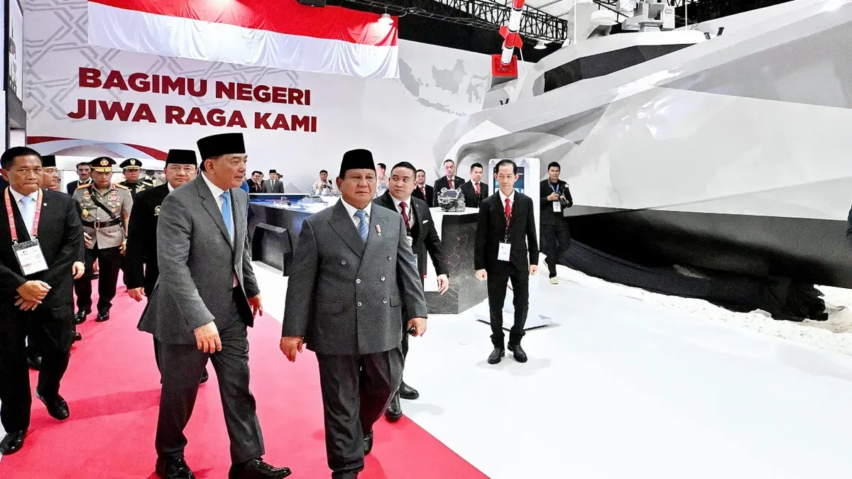 Presiden Prabowo Subianto sedang mengunjungi booth Republikorp saat Indo Defence 2025 di Jakarta. Didampingi oleh Menteri Pertahanan, Sjafrie Sjamsoedin dan Pendiri Republikorp, Norman Joesoef . (Sumber: Istimewa)