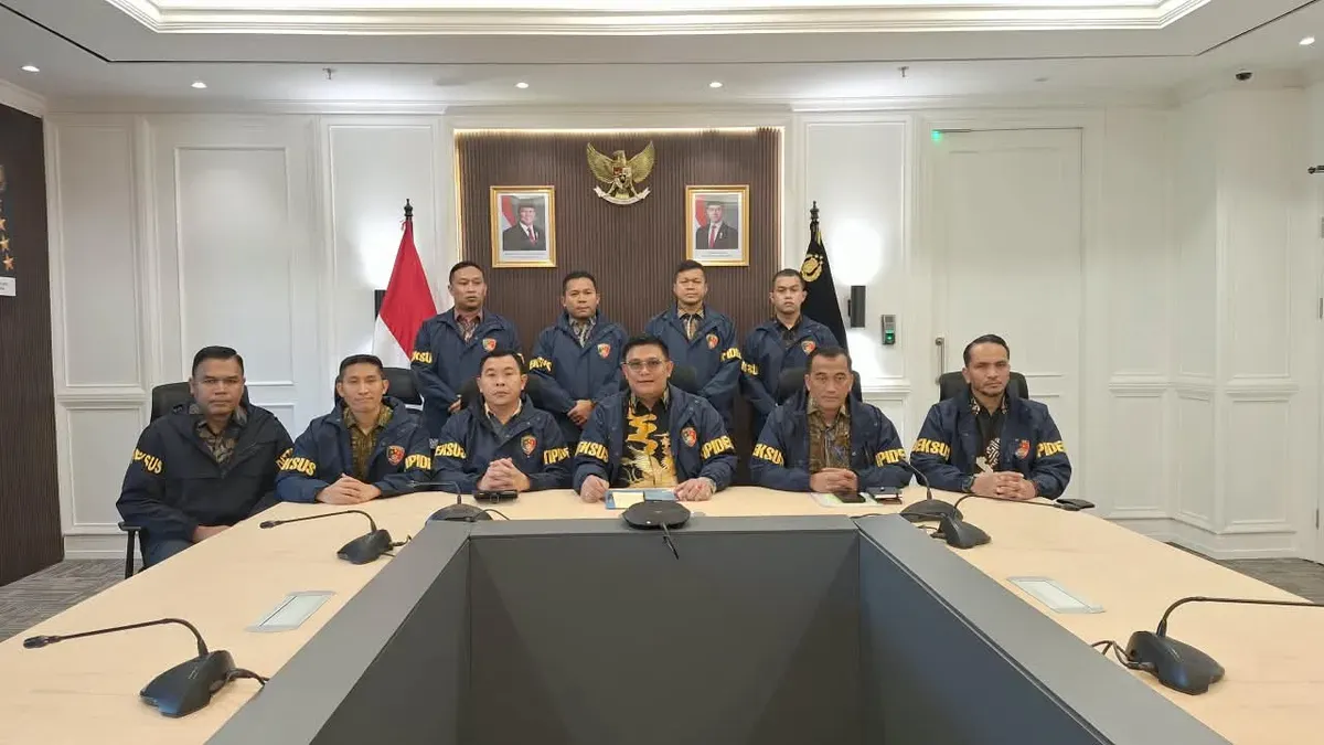 Dittipideksus Bareskrim Polri melimpahkan tersangka AS, mantan Direktur PT DSI, beserta barang bukti ke Kejari Depok setelah berkas perkaranya dinyatakan lengkap (P21) oleh JPU, Rabu, 5 Agustus 2026. (Sumber: Dok. Istimewa)