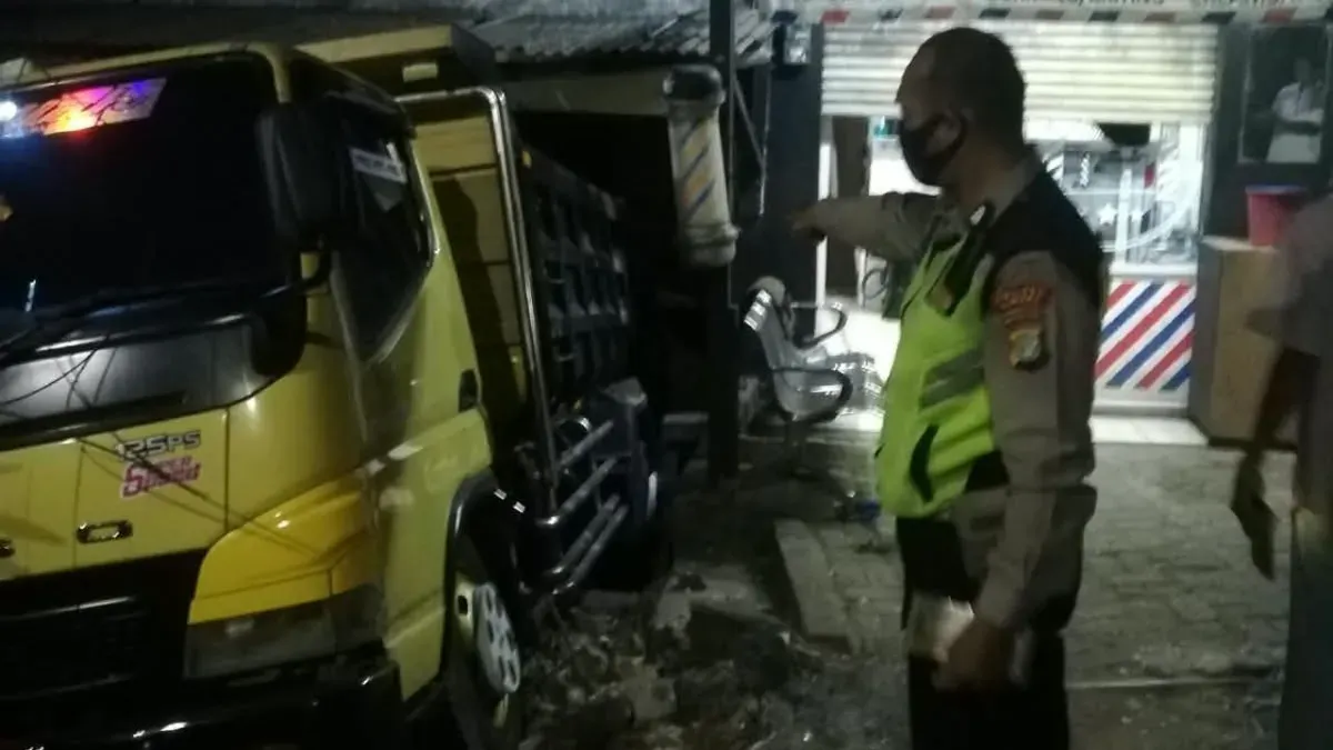 Lokasi truk menabrak warung di Jalan Lereng Indah, Cinere, Kota Depok, Sabtu, 8 Agustus 2026, pagi WIB. (Sumber: Dok. Istimewa)