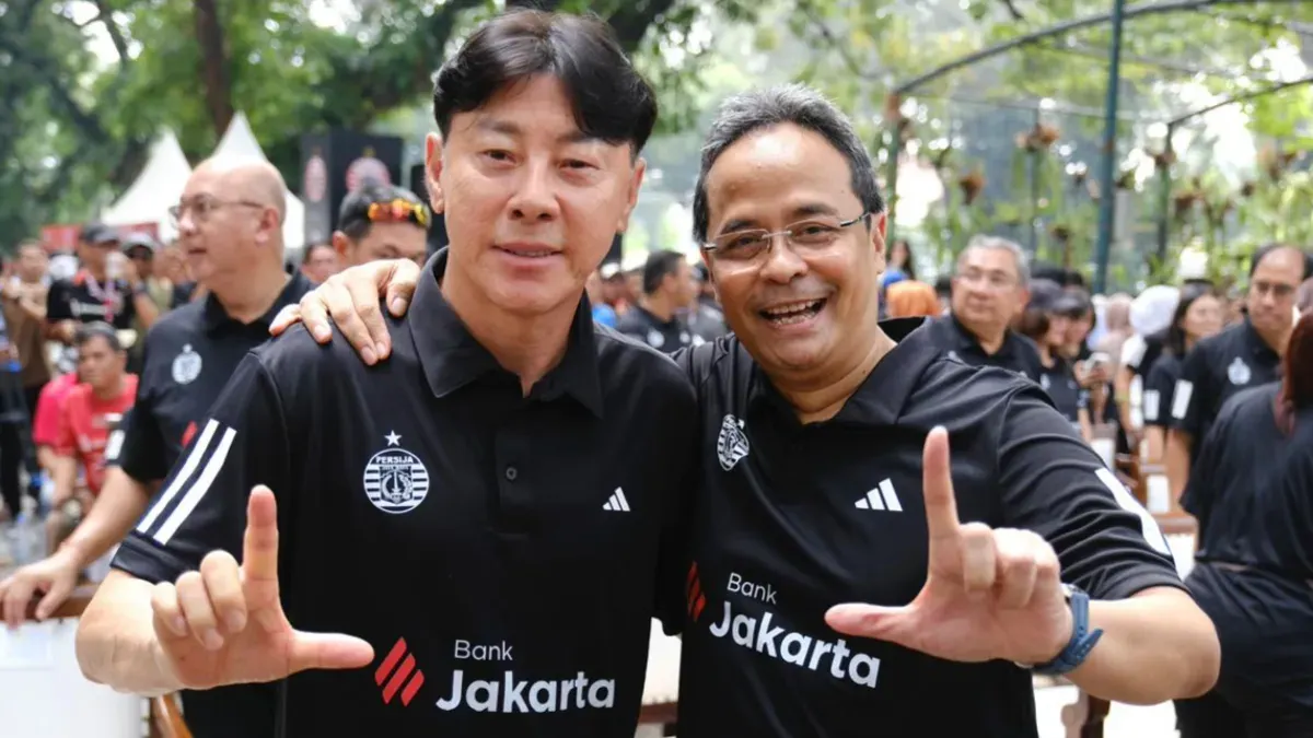 Pelatih Persija Jakarta, Shin Tae-yong (kiri) dan Direktur Utama Bank Jakarta, Agus H. Widodo (kanan). (Sumber: Istimewa)
