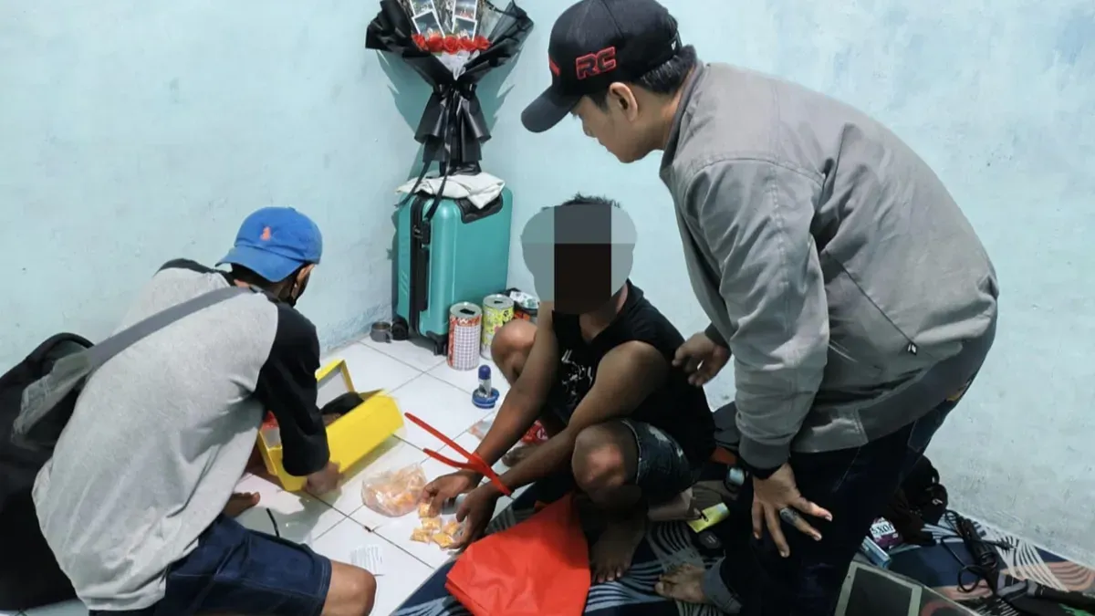 Pelaku saat diamanakan oleh petugas kepolisian. (Sumber: Istimewa)