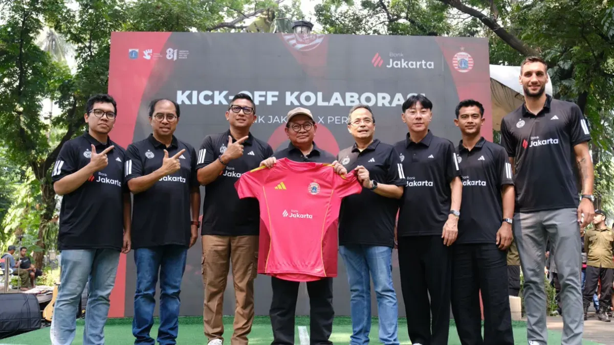 Gubernur DKI Jakarta, Pramono Anung (tengah) bersama pelatih Persija Jakarta Shin Tae-yong dan para pemain di acara Bank Jakarta x Persija Collaboration Kick -Off di Taman Suropati, Menteng, Jakarta Pusat, Minggu, 9 Agustus 2026. (Sumber: Istimewa)