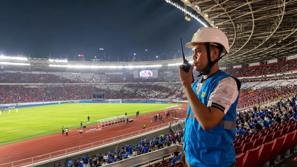 Petugas PLN UID Jakarta Raya melakukan pemantauan langsung kondisi kelistrikan selama laga Chelsea melawan AC Milan di Stadion Utama Gelora Bung Karno (SUGBK), Jakarta, Sabtu (8/8) malam. (Sumber: PLN UID Jakarta Raya)