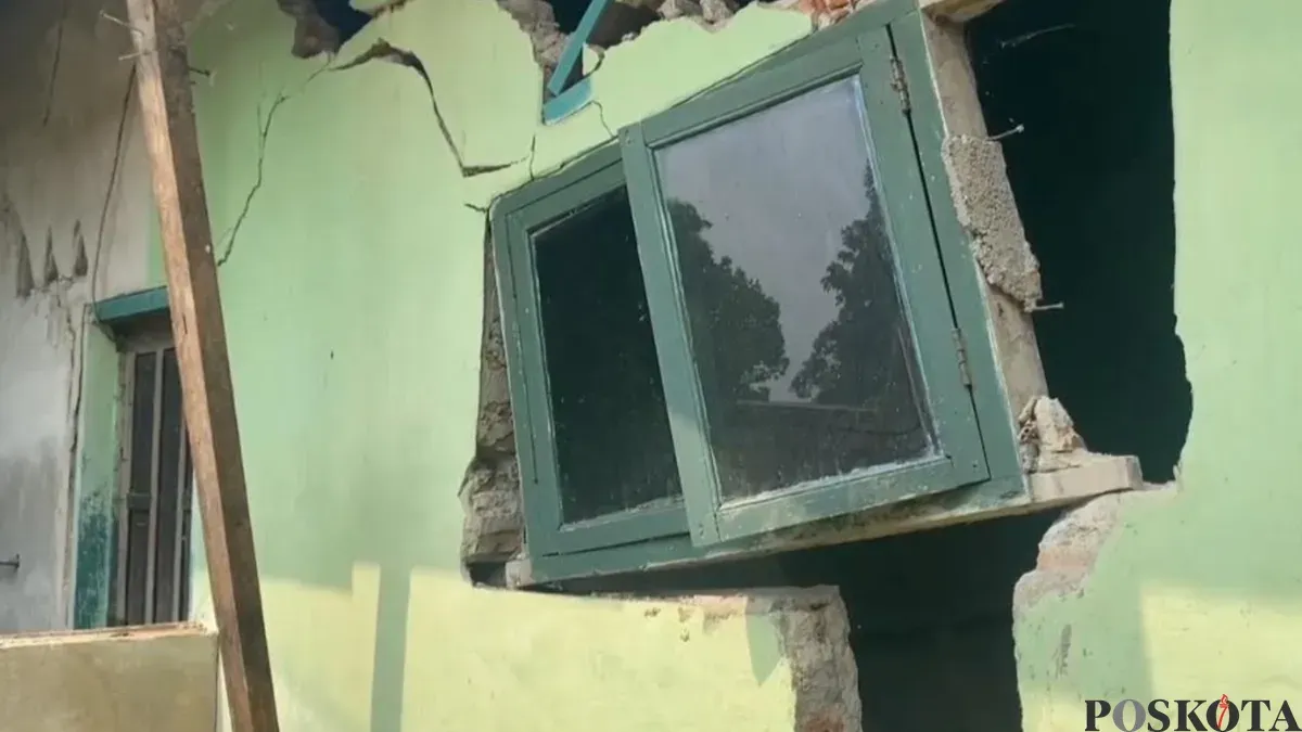 Salah satu rumah warga terdampak pergerakan tanah di Lebak rusak parah. (Sumber: Pos Kota/ Samsul Fatoni)