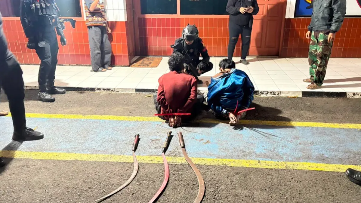 Tim Patroli Brimob Polda Metro Jaya menangkap dua pemuda pelaku aksi tawuran antarkelompok pemuda di Jalan WR Supratman, Cempaka Putih, Ciputat Timur, Tangerang Selatan, Minggu, 9 Agustus dini hari. (Sumber: Polda Metro Jaya)