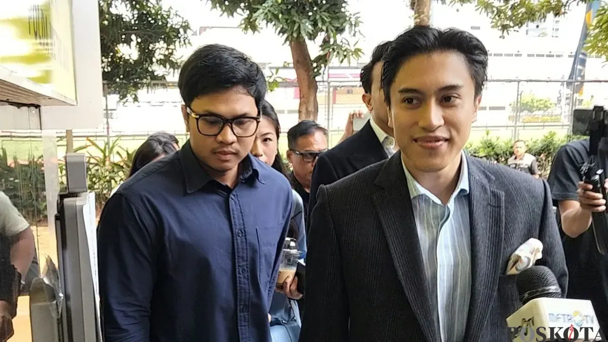 YouTuber Muhammad Jannah alias Bigmo (kiri) memenuhi panggilan penyidik terkait dugaan pelibatan anak di bawah umur dalam promosi liquid vape di Mapolda Metro Jaya, Jakarta Selatan, Senin, 10 Agustus 2026. (Sumber: Poskota/Ali Mansur)