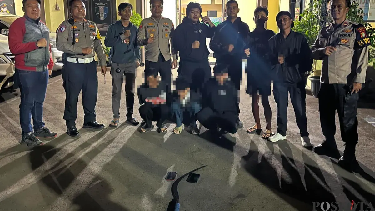 Polisi bersama masyarakat berhasil mengamankan pelaku tawuran dan sajam digunakan serta dua unit hp. (Sumber: Pos Kota/ Angga)