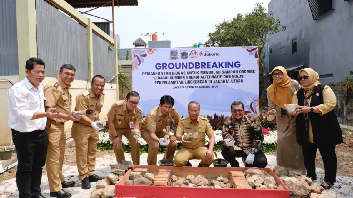 Peletakan batu pertama pembangunan biodigester komunal berbasis sampah organik oleh Bank Jakarta. (Sumber: Istimewa)