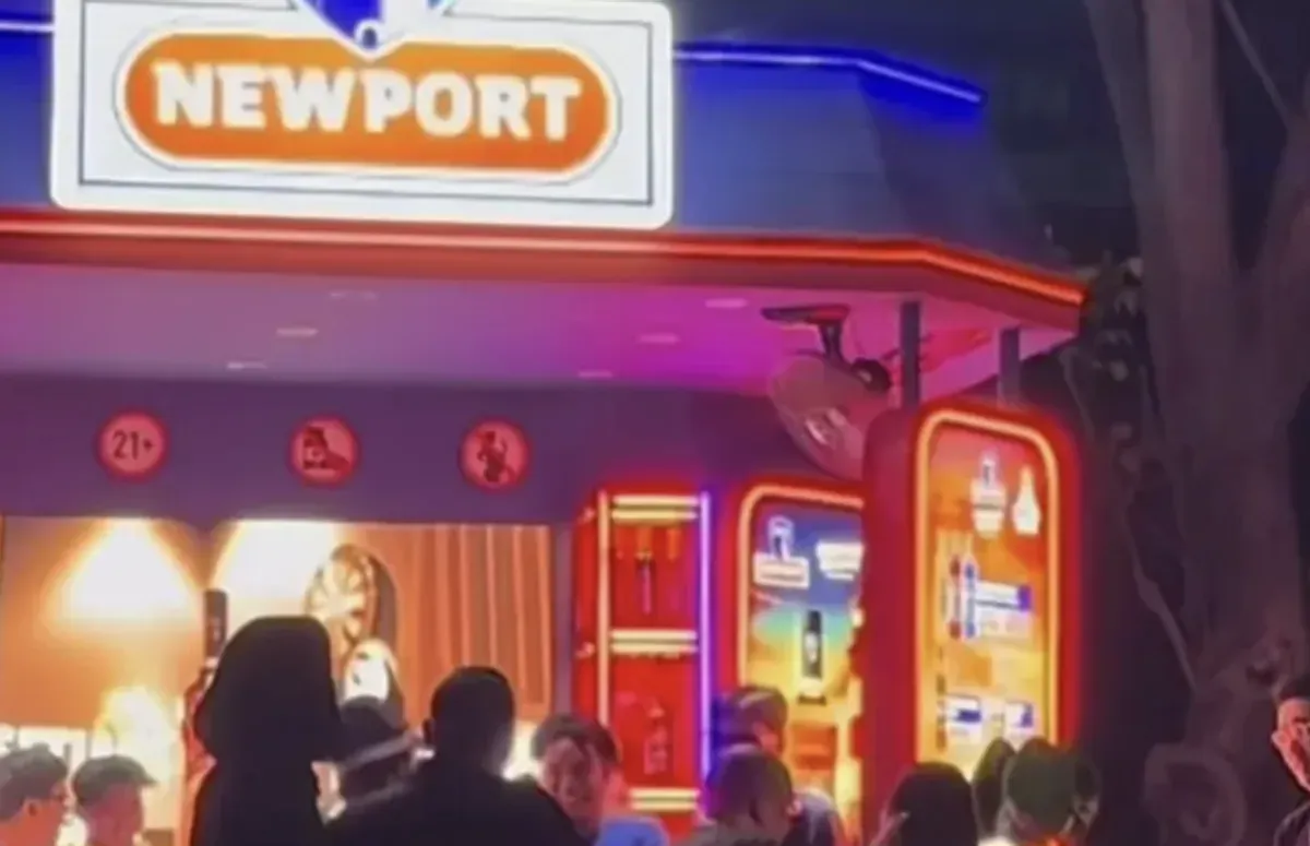Suasana booth minuman di festival musik yang menjadi sorotan setelah video challenge hafalan Al-Qur'an berhadiah minuman beralkohol viral di media sosial. (Sumber: Threads/Hilmi Firdausi)