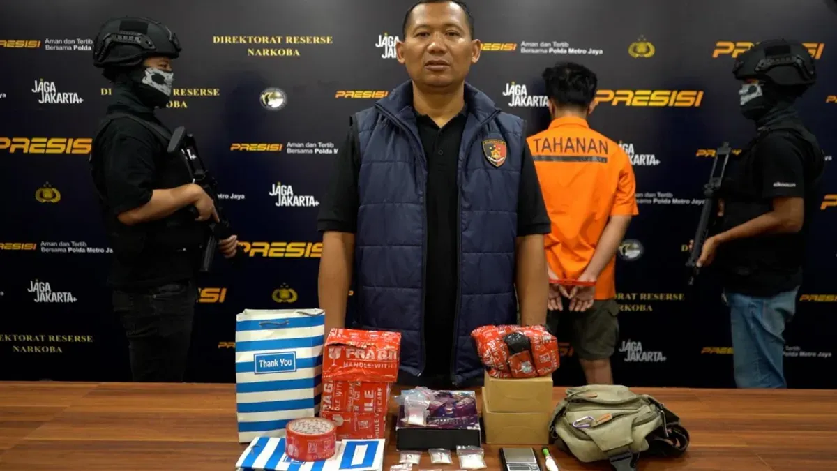 Direktorat Reserse Narkoba Polda Metro Jaya membongkar dugaan peredaran narkotika jenis sabu dengan modus pengiriman melalui paket ekspedisi di kawasan Cempaka Putih, Jakarta Pusat. (Sumber: Polda Metro Jaya)