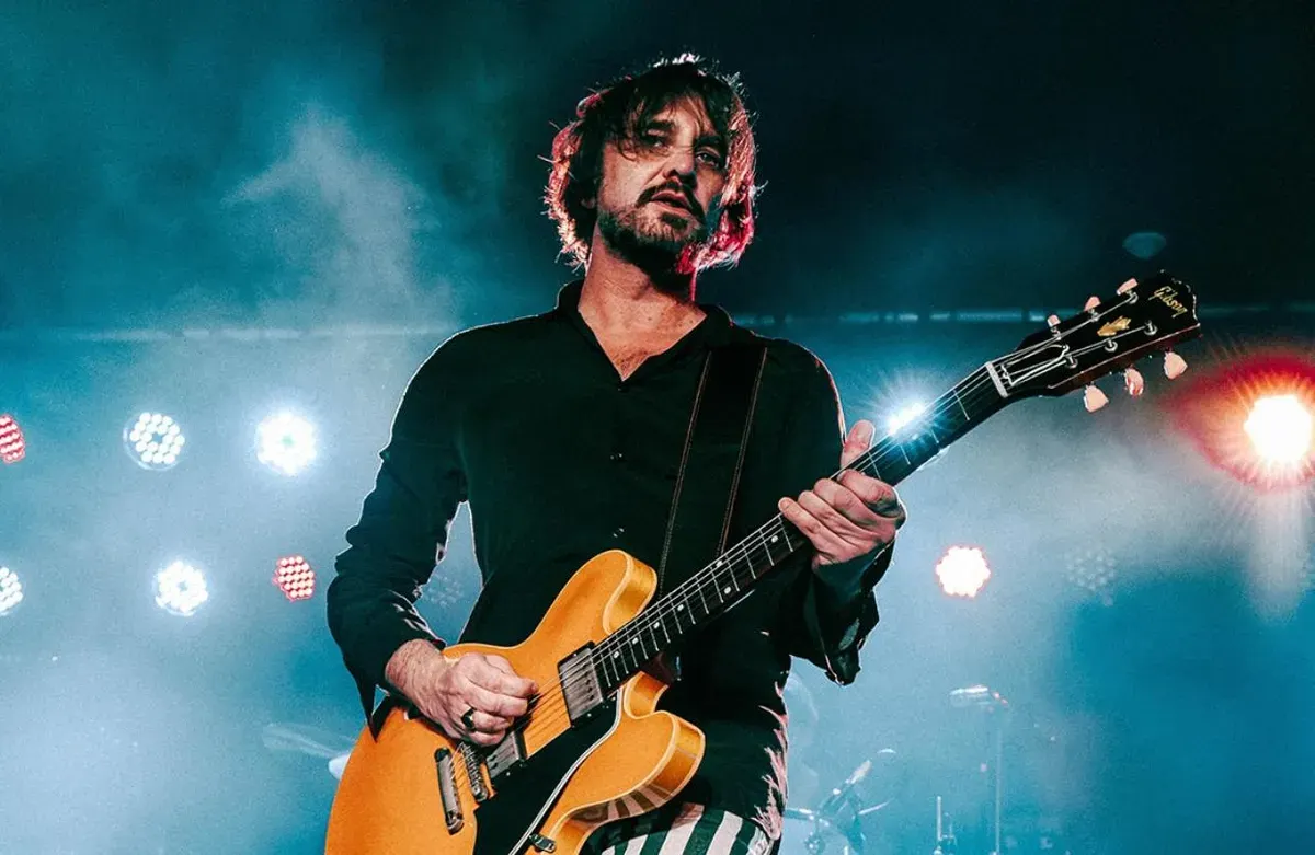 Vokalis sekaligus gitaris grup rock asal Australia, JET Nic Cester. (Sumber: Instagram/@nic_cester)