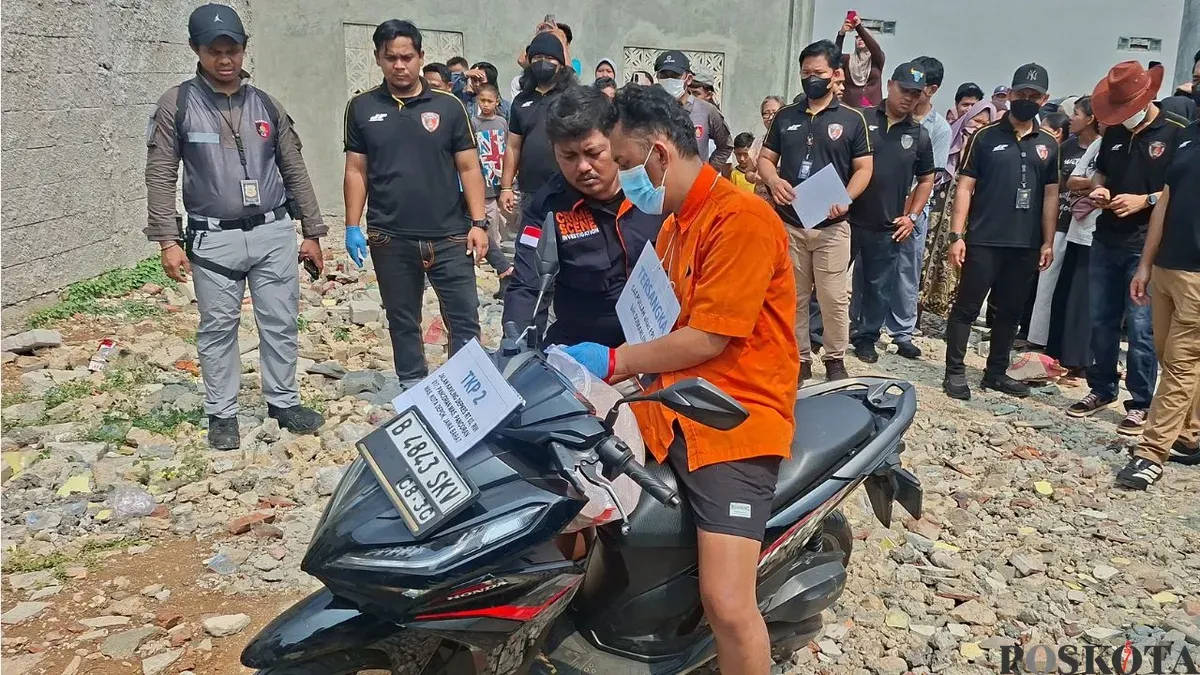 Saepullah, tersangka mutilasi, melakukan rekonstruksi pembunuhan terhadap korban di kawasan Pancoran Mas, Kota Depok, Selasa, 11 Agustus 2026. (Sumber: Poskota/Angga Pahlevi)