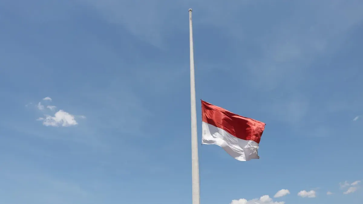 Ilustrasi pengibaran bendera setengah tiang. (Sumber: Setneg.go.id)