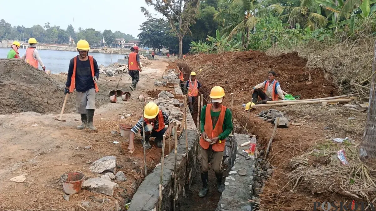 Puluhan pekerja saat melakukan aktivitas di lokasi proyek revitalisasi Situ Cikedal, Kabupaten Pandeglang. (Sumber: Poskota/Samsul Fatoni)
