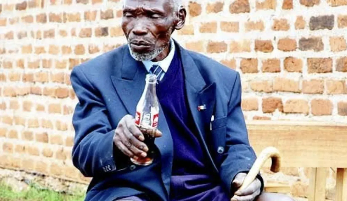 Kimani Maruge mengenakan seragam sekolah dan mengikuti pendidikan dasar di Kenya pada usia 84 tahun, sebuah kisah yang kemudian tercatat dalam Guinness World Records. (Sumber: Facebook)