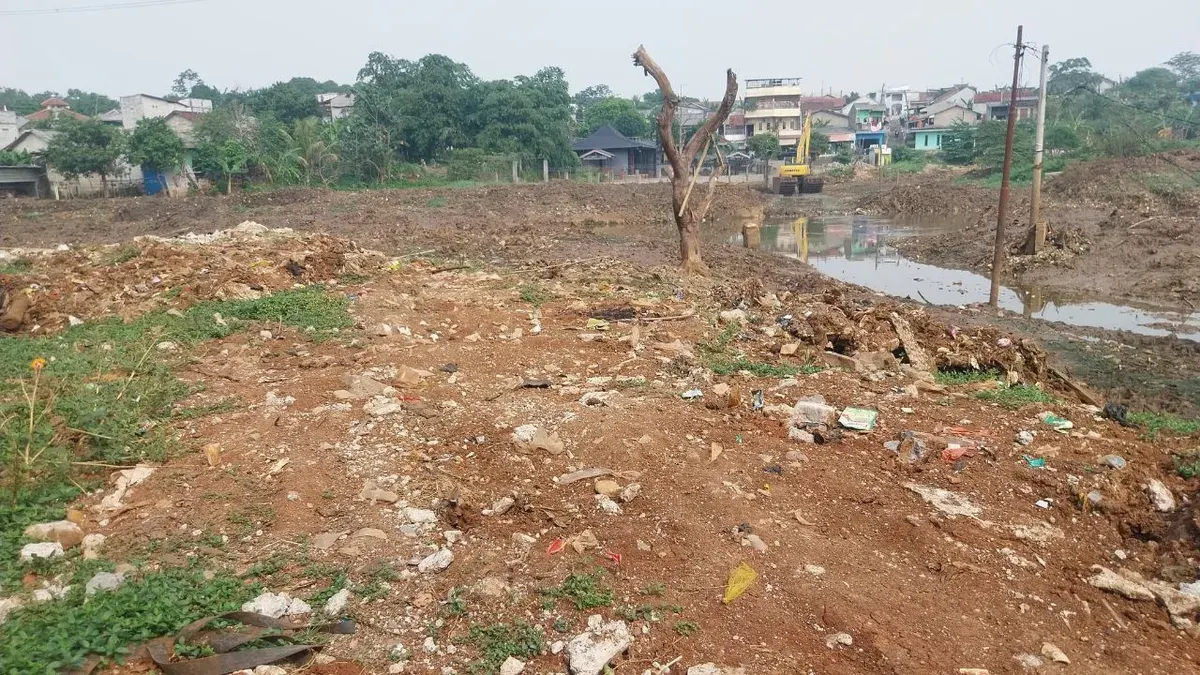 Alat berat dikerahkan ke Kali Pesanggrahan saat proses normalisasi. (Sumber: Dok. Istimewa)
