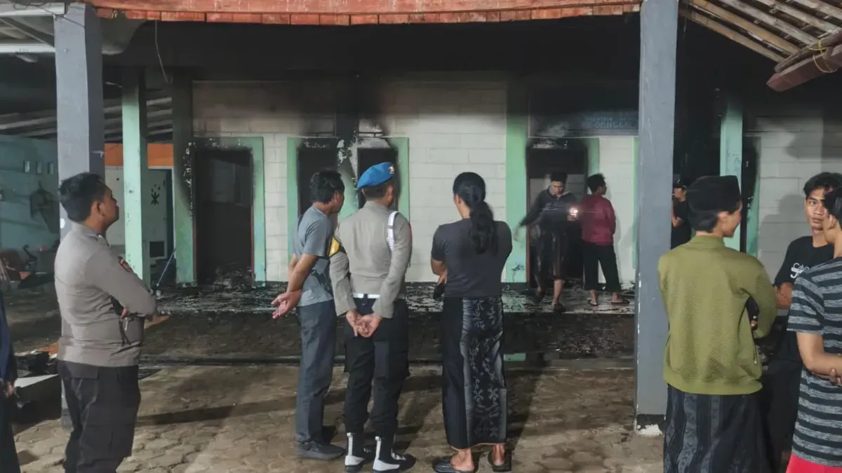 Petugas Damkar Kota Depok dan Polsek Cimanggis melakukan pengamanan di lokasi kebakaran Ponpes di Tapos. (Sumber: Polsek Cimanggis)