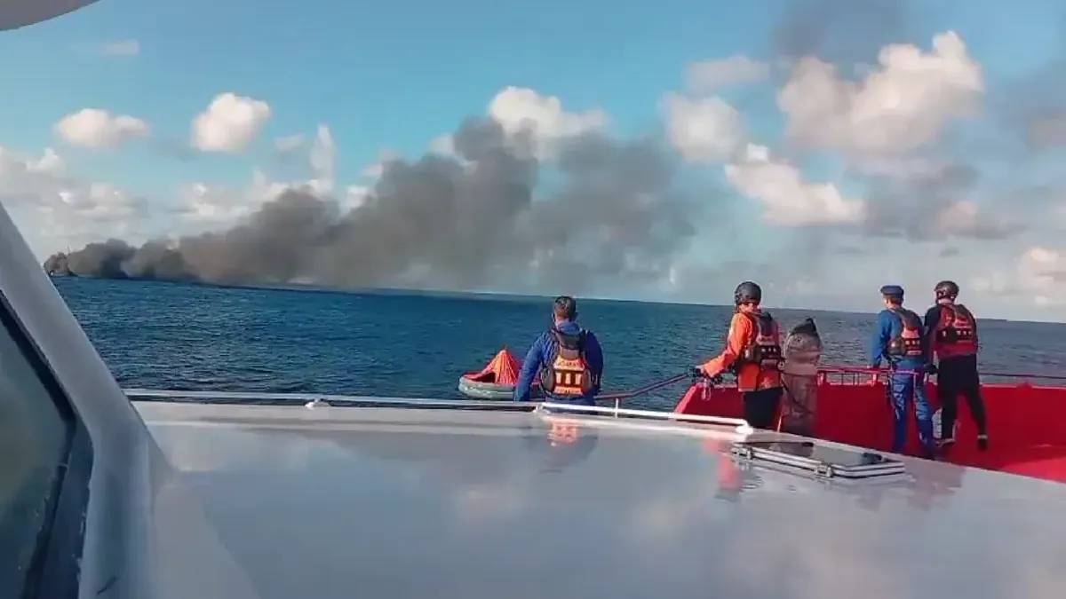 Kapal Motor Penyeberangan (KMP) Putri Yasmin mengalami kebakaran saat berlayar di perairan Selat Lombok, Rabu, 12 Agustus 2026. (Sumber: X/@framedaily_id)
