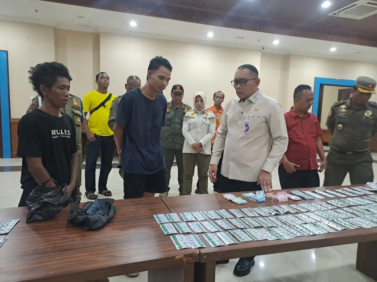 Petugas gabungan mengamankan ribuan butir tramadol dan hexymer ilegal serta dua pengedar dalam operasi pemberantasan obat ilegal di kawasan Tanah Abang, Jakarta Pusat. (Sumber: Istimewa)