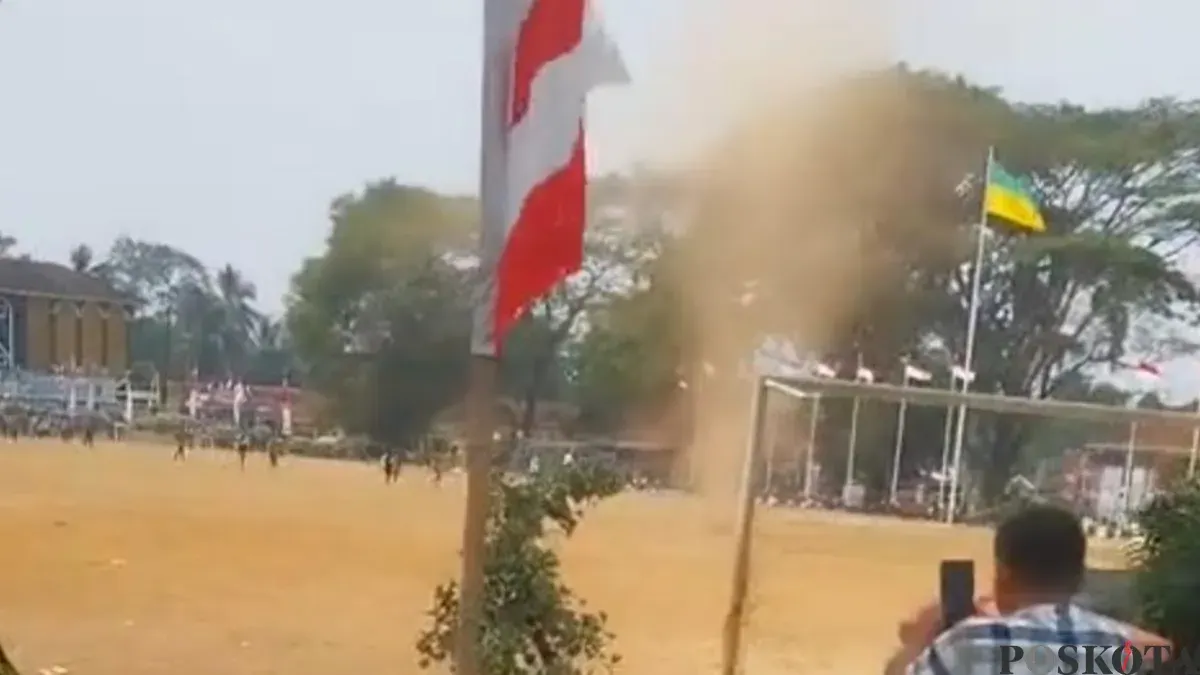 Sejumlah warga di Kecamatan Menes, Pandeglang, saat menyaksikan fenomena angin puyuh atau puting beliung mikro. (Sumber: Pos Kota/ Samsul Fatoni)