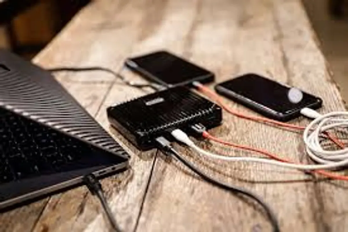 Perangkat berbaterai lithium-ion wajib dibawa ke kabin demi alasan keselamatan penerbangan, bukan dimasukkan ke bagasi tercatat. (Sumber: Wikimedia Commons)