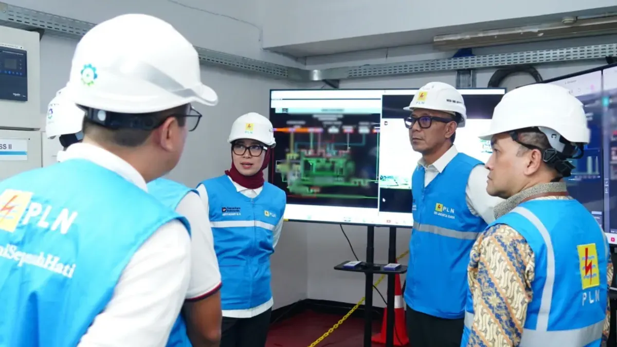 EVP Operasi Distribusi Jawa Madura Bali, Ignatius Rendroyoko, GM PLN UID Jakarta Raya, Moch. Andy Adchaminoerdin, Direktur Distribusi PLN, Arsyadany Ghana Akmalaputri meninjau posko siaga jelang Sidang Tahunan MPR RI. (Sumber: PLN UID Jakarta Raya)