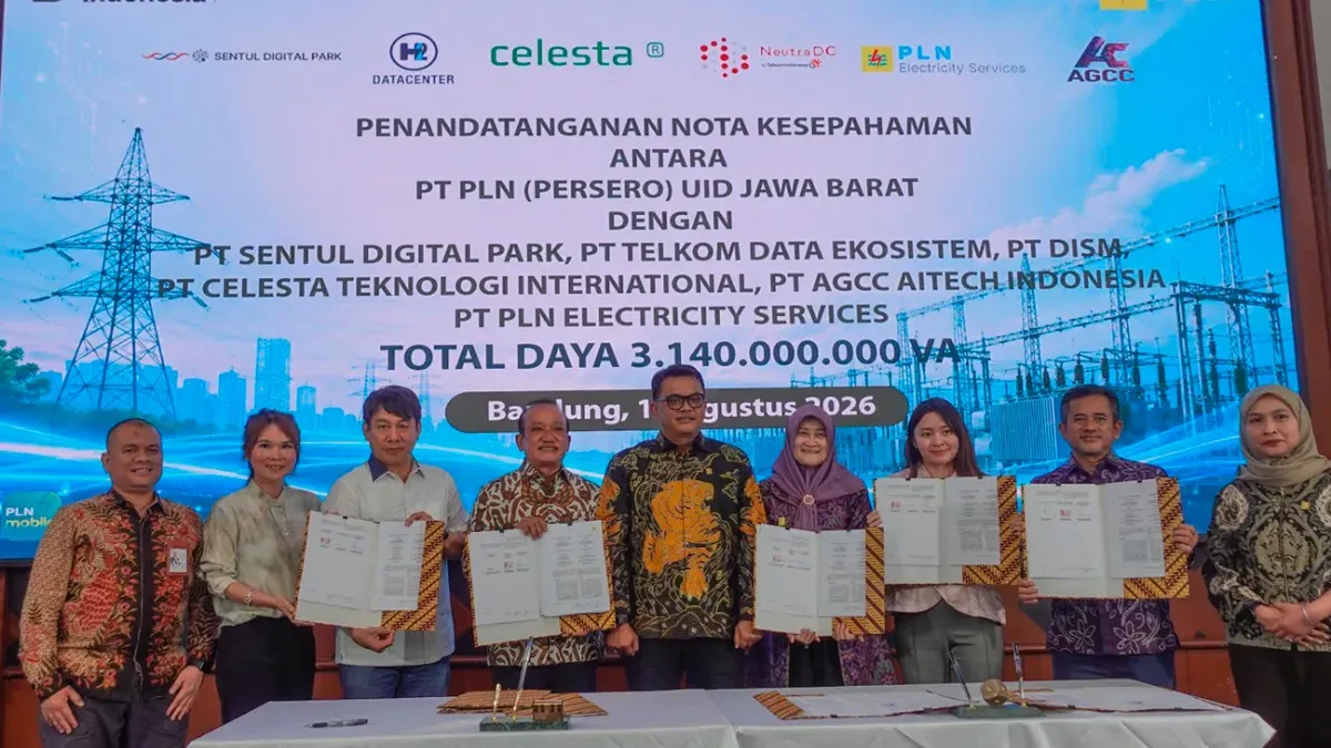 Direktur Utama NeutraDC Group Rakhmad Tunggal Afifuddin melakukan penandatanganan MoU bersama PLN terkait penyediaan tenaga listrik untuk infrastruktur data center di wilayah Cikarang, Jawa Barat, Selasa, 11 Agustus 2026. (Sumber: Telkom Indonesia)