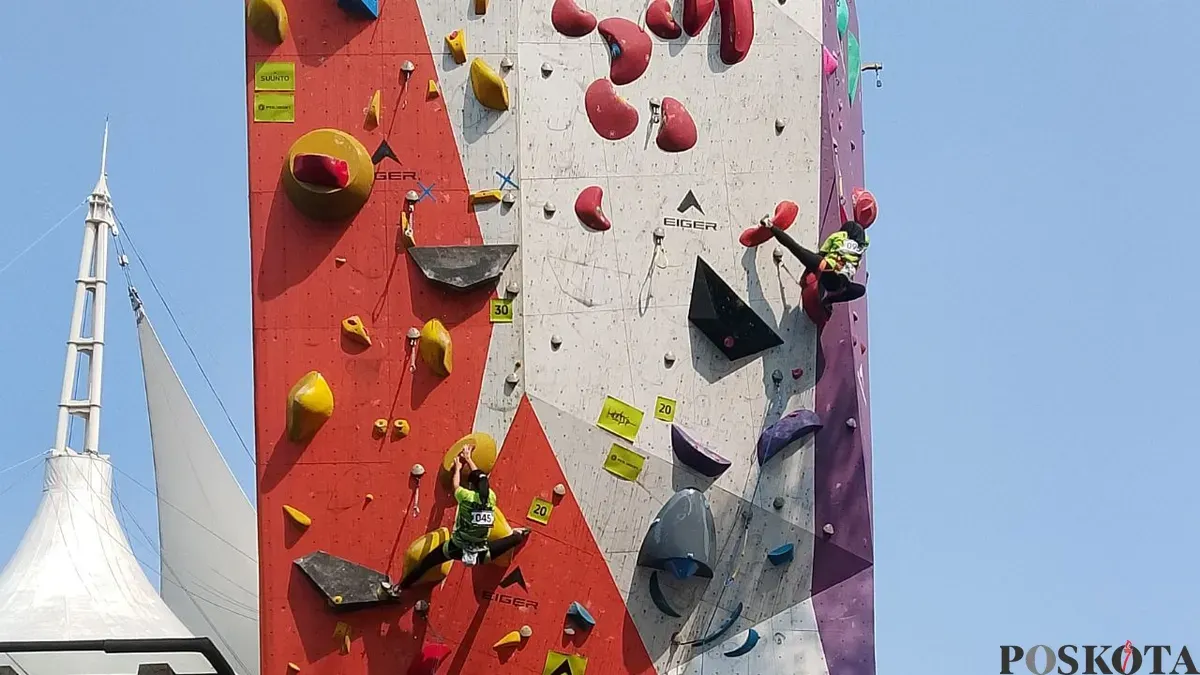 Atlet panjat tebing putri saat beraksi pada ajang Eiger Independence Sport Climbing Competition di Kota Bandung, Jawa Barat, Jumat, 14 Agustus 2026. (Sumber: Poskota/Gatot Poedji Utomo)