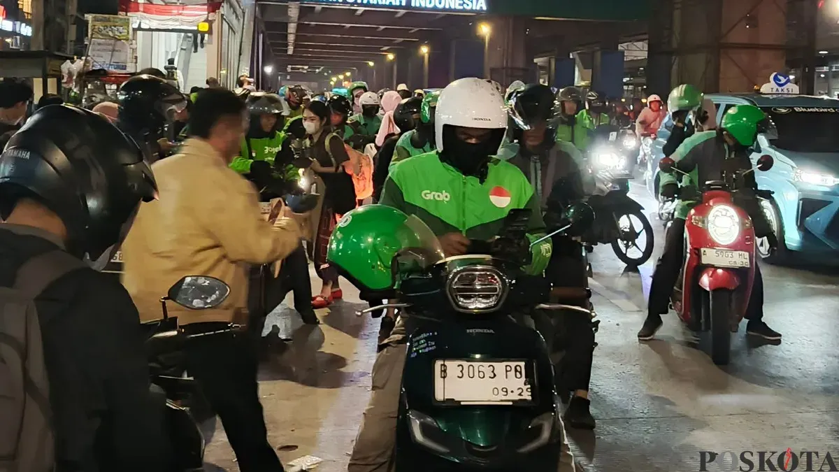 Sejumlah sopir ojol menunggu pesanan di dekat Stasiun MRT Lebak Bulus, Jakarta Selatan, Jumat, 14 Agustus 2026. (Sumber: Poskota/Ali Mansur)
