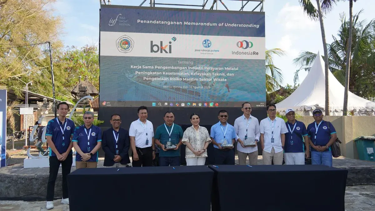 Direktur Utama BKI R. Benny Susanto bersama sejumlah pemangku kepentingan menandatangani nota kesepahaman untuk memperkuat keselamatan dan pengembangan industri pelayaran wisata dalam rangkaian IYF 2026 di Benoa, Bali. (Sumber: Istimewa)