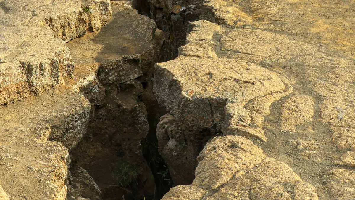 Ilustrasi - BMKG menyebut ada sebanyak 111 gempa susulan NTT yang terjadi hingga pukul 10.00 WITA setelah gempa besar dengan kekuatan 7,7 M. (Sumber: Pexels/Jon Schwebel)