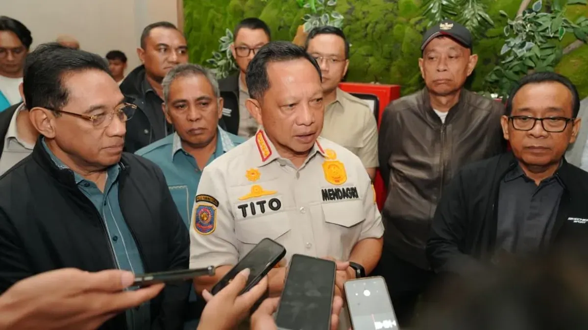 Mendagri Tito Karnavian memberikan keterangan terkait peninjauan ke wilayah NTT pascagempa, Sabtu, 15 Agustus 2026. (Sumber: Dok. Kemendagri)