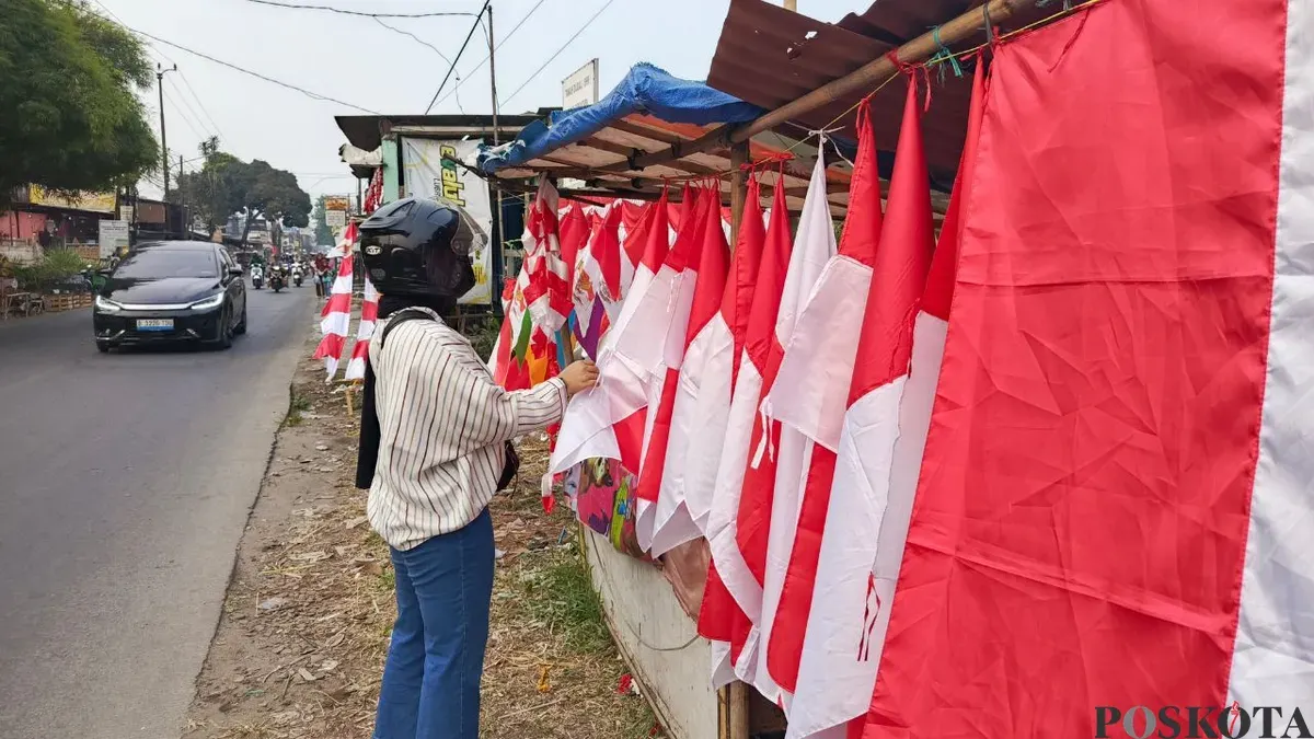 Seorang pembeli pernak-pernik kemerdekaan di Jalan H Nawi, Parung, Kabupaten Bogor, Jawa Barat, Sabtu, 15 Agustus 2026. (Sumber: Poskota/Ali Mansur)