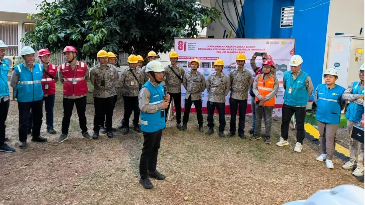 Manager PLN UP3 Ciracas, Feri Asmoro Hermanto memberikan arahan kepada tim dalam briefing kesiapan dan keandalan listrik sebelum pembukaan Jambore Nasional XII 2026 di Buperta Cibubur. (Sumber: Dok. PLN UID Jakarta Raya)